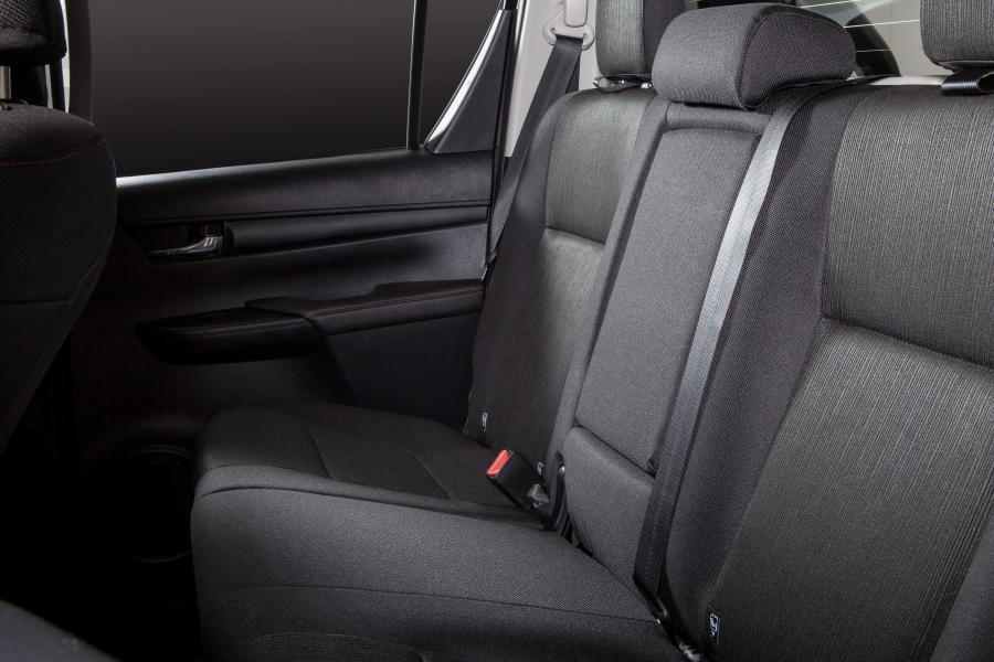 Интерьер Toyota Hilux SR Challenge Double Cab 2017 года  (LA) (фото 7 из 31)